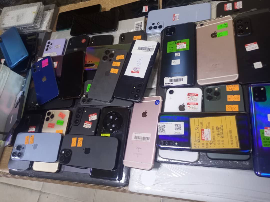 Lagos police recovers 75 mobile phones and 5 laptops abandoned by fleeing suspects during routine patrol in Ikeja